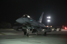 Một phi cơ Typhoon FRG4 của Lực lượng Không quân Hoàng gia Anh (RAF) chuẩn bị cất cánh để tiến hành các cuộc không kích tiếp theo nhằm vào các mục tiêu quân sự của lực lượng Houthi ở Yemen, từ căn cứ Akrotiri, ở Cyprus, hôm 03/02/2024. (Ảnh: Hạ sĩ Samantha Drummee/Bộ Quốc phòng Anh qua AP)