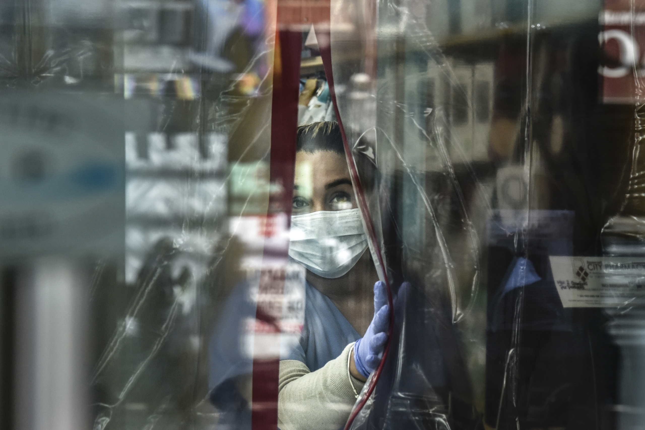Một dược sĩ đeo thiết bị bảo hộ cá nhân đang làm việc ở thành phố New York, vào ngày 01/04/2020. (Ảnh: Stephanie Keith/Getty Images)