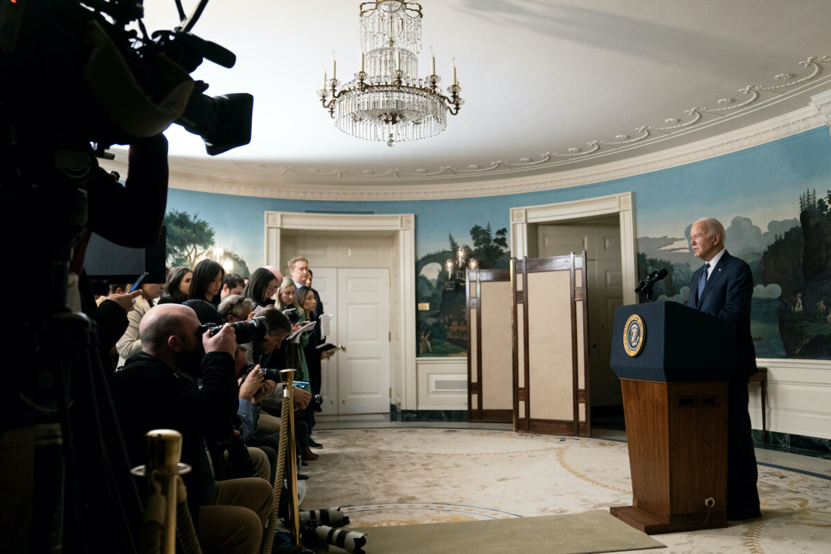 Tổng thống Hoa Kỳ Joe Biden nói chuyện tại Phòng Tiếp tân Ngoại giao của Tòa Bạch Ốc ở Hoa Thịnh Đốn, hôm 08/02/2024. (Ảnh: Nathan Howard/Getty Images)