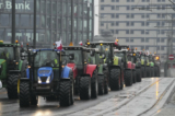 Nông dân lái máy kéo hạng nặng vào thành phố Poznan ở phía tây như một phần của cuộc biểu tình trên toàn quốc của nông dân phản đối chính sách ruộng đất của Liên minh  u Châu và nhập cảng sản phẩm giá rẻ của Ukraine, tại Poznan, Ba Lan, hôm 09/02/2024. (Ảnh: Czarek Sokolowski/AP Photo)