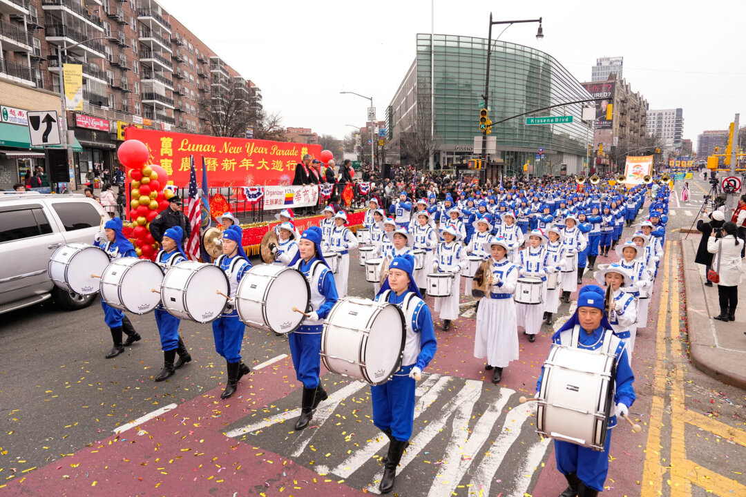 Thiên quốc Nhạc đoàn tại cuộc diễn hành mừng Tết Nguyên Đán ở Flushing, Queens, hôm 10/02/2024. (Ảnh: Larry Dye/The Epoch Times)