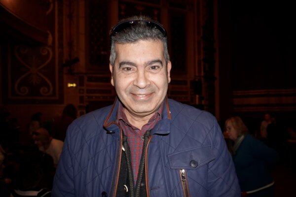 Ông Hassan Sarhan thưởng thức Nghệ thuật Biểu diễn Shen Yun tại Nhà hát Liverpool Empire ở thành phố Liverpool, Vương quốc Anh hôm 10/02/2024. (Ảnh: Chloe Hsiao/The Epoch Times)