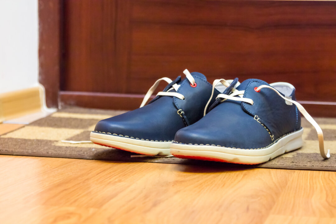 Có nên cởi giày trước khi vào nhà? Một loại vi khuẩn độc hại có thể bám trên giày của bạn