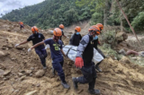 Lực lượng cứu hộ khiêng một thi thể mà họ tìm thấy tại ngôi làng Maco bị lở đất ở tỉnh Davao de Oro, miền nam Philippines, hôm 09/02/2024. (Thành phố Monkayo qua AP)