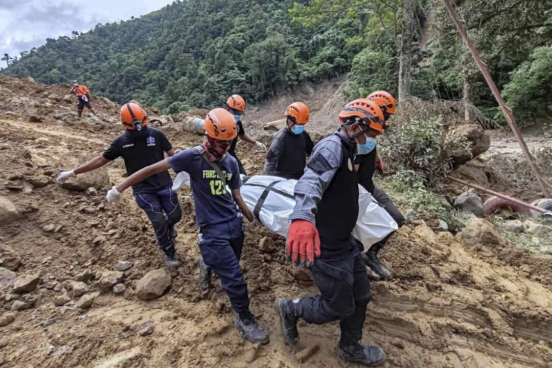Lực lượng cứu hộ khiêng một thi thể mà họ tìm thấy tại ngôi làng Maco bị lở đất ở tỉnh Davao de Oro, miền nam Philippines, hôm 09/02/2024. (Thành phố Monkayo qua AP)