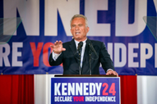 Ông Robert F. Kennedy Jr. diễn thuyết tại một sự kiện tranh cử ở Philadelphia, Pennsylvania, hôm 09/10/2023. (Ảnh: Jessica Kourkounis/Getty Images)
