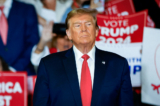 Ông Donald Trump, cựu Tổng thống và là ứng cử viên tổng thống năm 2024, đến tham dự cuộc vận động “Bước ra Bỏ phiếu” ở Conway, South Carolina, hôm 10/02/2024. (Ảnh: Julia Nikhinson/AFP qua Getty Images)