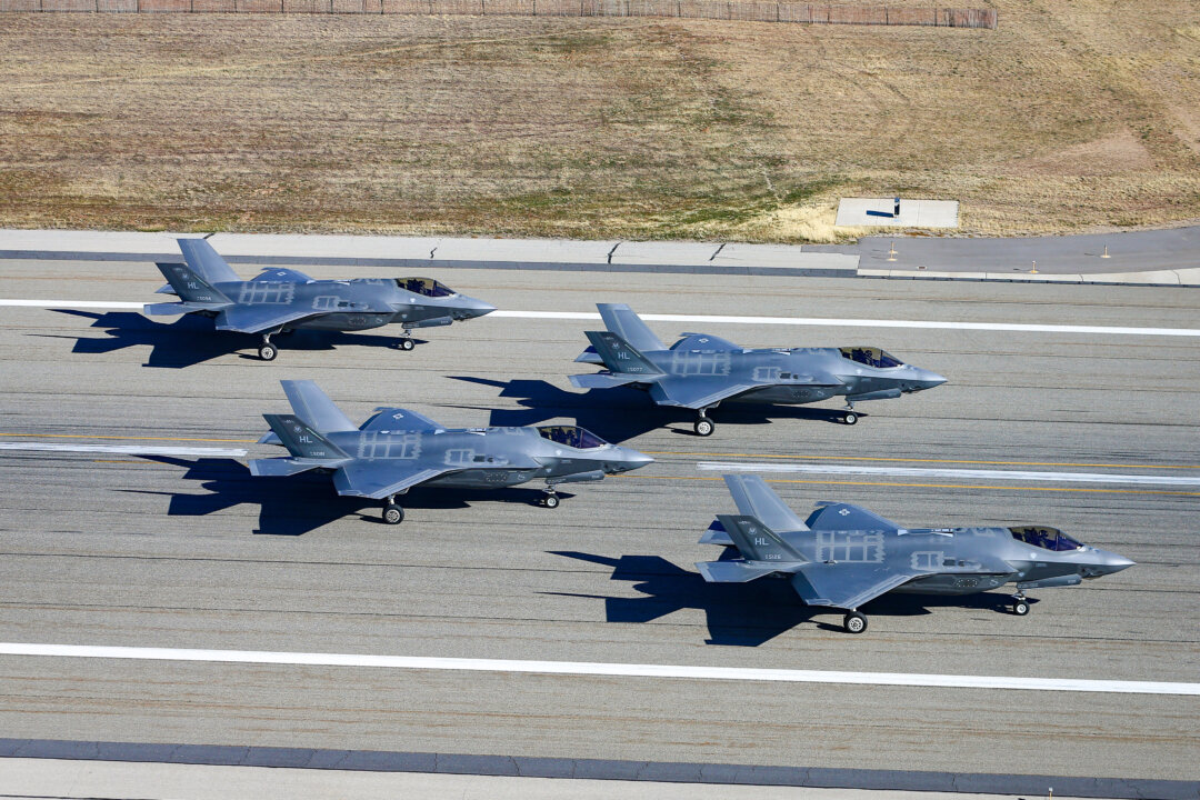 Bốn chiếc F-35A của Căn cứ Không quân Hill số 388 và 419 đậu trên đường băng chờ cất cánh ở Căn cứ Không quân Hill, Utah, vào ngày 19/11/2018. (Ảnh: George Frey/Getty Images)