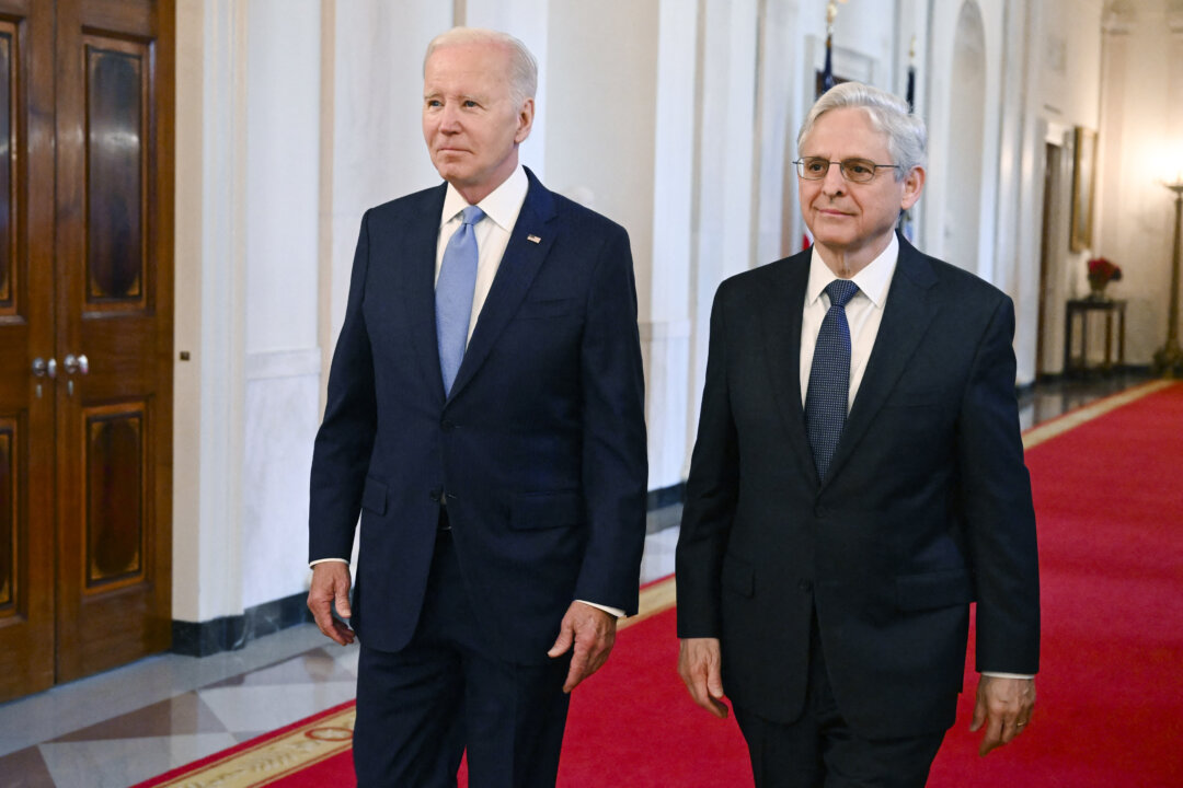 Tổng thống Hoa Kỳ Joe Biden (trái) và Tổng Chưởng lý Merrick Garland đến dự buổi lễ tôn vinh những người nhận Huân chương Dũng cảm năm 2021-2022 tại Phòng phía Đông của Tòa Bạch Ốc ở thủ đô Hoa Thịnh Đốn, hôm 17/05/2023. (Ảnh: Saul Loeb/AFP qua Getty Images)