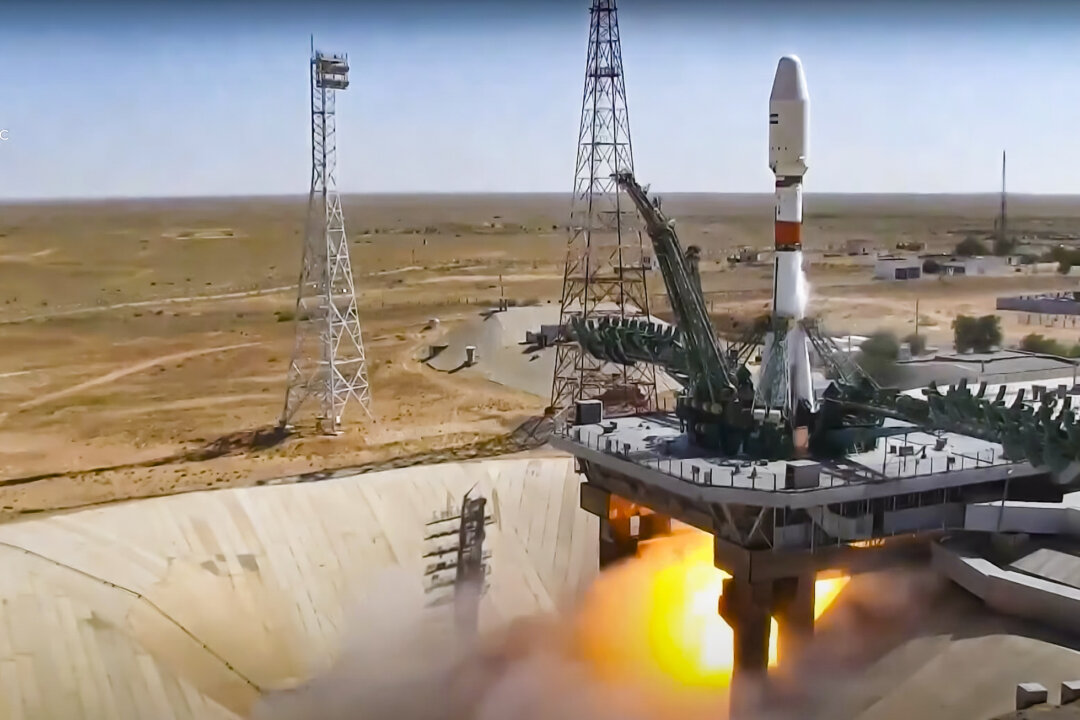 Trong bức ảnh tư liệu này được lấy từ video do Roscosmos phát hành vào thứ Ba, ngày 09/08/2022, một hỏa tiễn Soyuz của Nga cất cánh để đưa vệ tinh Khayyam của Iran lên quỹ đạo tại cơ sở phóng phi thuyền không gian Baikonur do Nga thuê gần Baikonur, Kazakhstan. Một hỏa tiễn Nga đã phóng thành công vệ tinh của Iran vào quỹ đạo. Hỏa tiễn Soyuz đã cất cánh theo lịch trình lúc 8 giờ 52 phút sáng theo giờ Moscow (0552 GMT) vào ngày 09/08/2022 từ cơ sở phóng Baikonur do Nga thuê ở Kazakhstan. (Ảnh: Roscosmos qua AP)