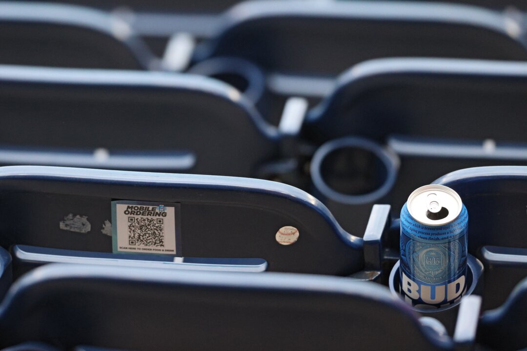 Mã QR đặt hàng trên điện thoại di động được nhìn thấy ở mặt sau một chiếc ghế trong trận đấu bóng chày tại Nationals Park, ở Thủ đô Hoa Thịnh Đốn, vào ngày 07/04/2021. (Ảnh: Patrick Smith/Getty Images)
