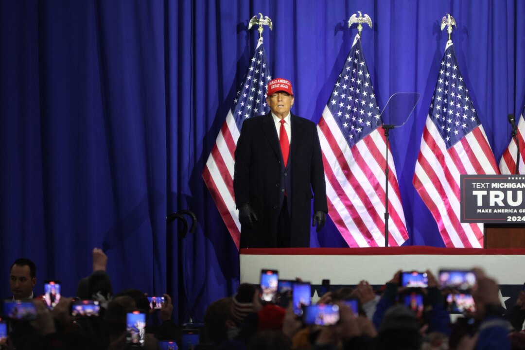 Cựu Tổng thống Donald Trump, ứng cử viên tổng thống năm 2024, dừng lại khi trình bày trong một cuộc vận động tranh cử “Hãy Ra ngoài Bỏ phiếu” ở Waterford Township, Michigan, vào ngày 17/02/2024. (Ảnh: Alex Wroblewski/AFP qua Getty Images)