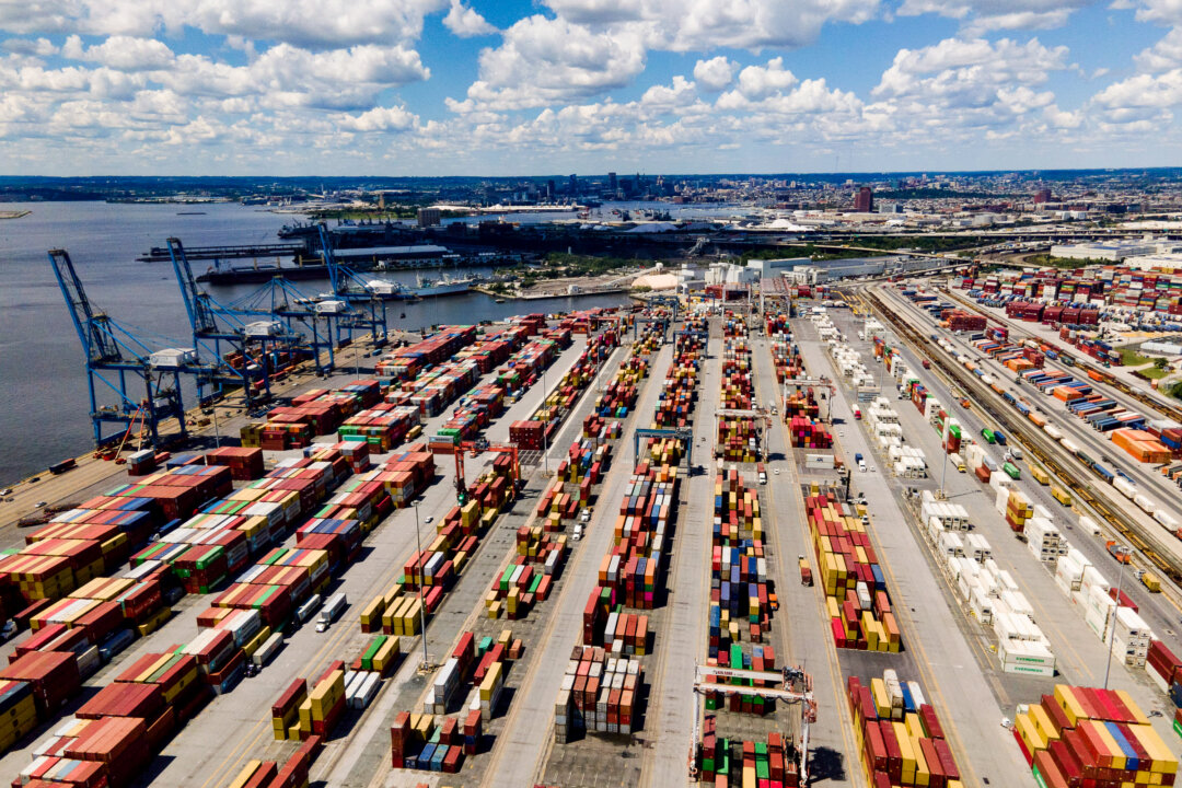 Các container vận chuyển được xếp chồng lên nhau tại Cảng Baltimore, vào ngày 12/08/2022. (Ảnh: Julio Cortez/AP Photo)