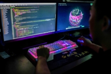 Một hacker sử dụng máy điện toán ở Đông Quản, tỉnh Quảng Đông phía nam Trung Quốc, vào ngày 04/08/2020. (Ảnh: Nicolas Asfouri/AFP qua Getty Images)