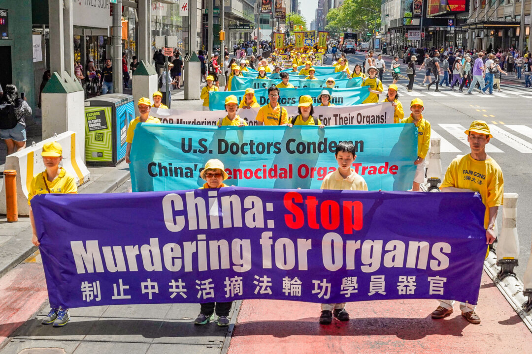 Các học viên Pháp Luân Công tham gia buổi diễn hành nhằm nâng cao nhận thức về cuộc đàn áp và nạn cưỡng bức thu hoạch nội tạng của Đảng Cộng Sản Trung Quốc nhắm vào các học viên Pháp Luân Công ở Trung Quốc, tại Manhattan ngày 12/05/2023. (Ảnh: Larry Dye/The Epoch Times)