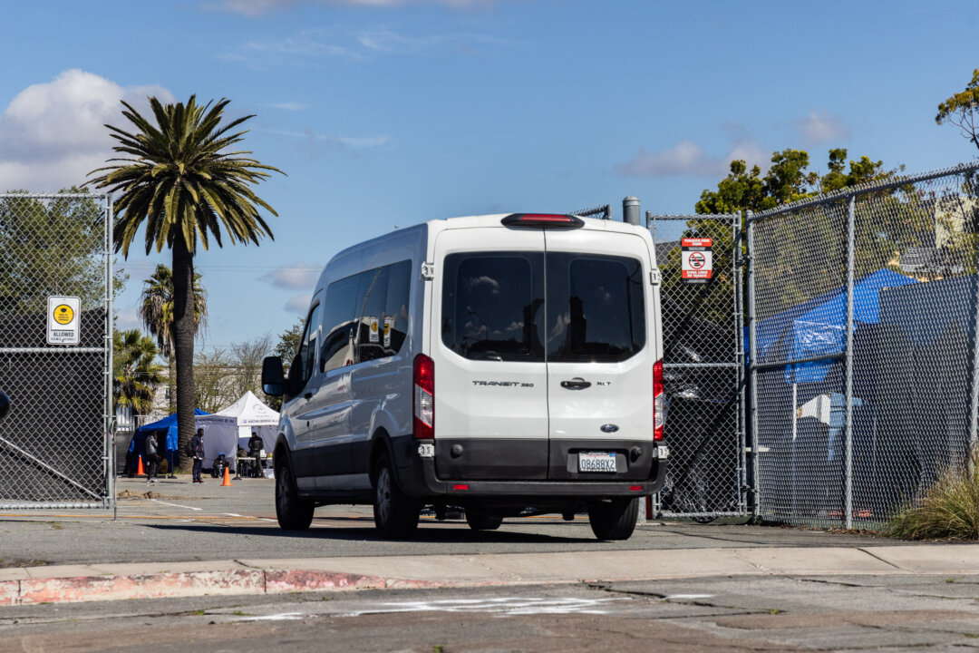 Hàng trăm người nhập cư bất hợp pháp được thả ra đường phố San Diego sau khi hết tiền tài trợ