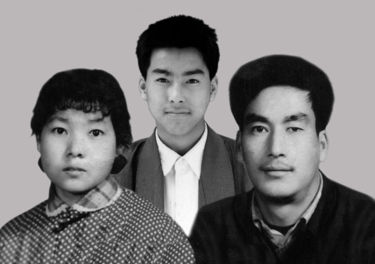 Ông Tô An Châu (bên phải), bà Cảnh Thúy Phương (bên trái) và con trai, anh Tô Vĩ (Su Wei) (ở giữa). Toàn bộ gia đình này đã qua đời trong cuộc đàn áp Pháp Luân Công đang diễn ra của chính quyền Trung Quốc. (Ảnh: Minghui)