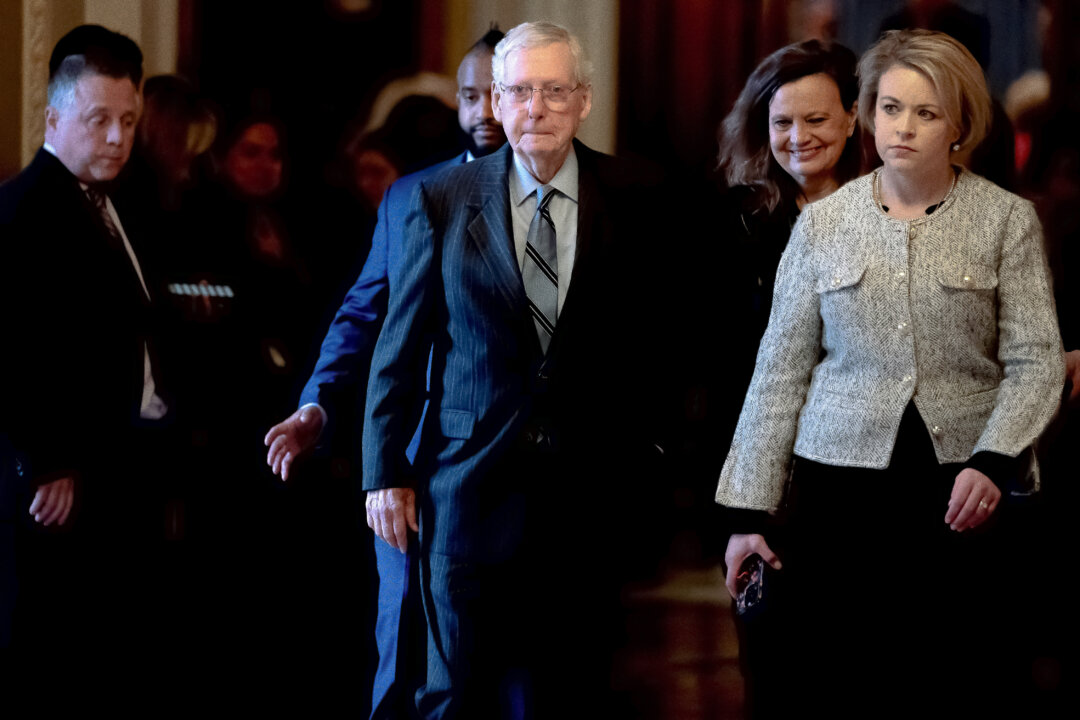 Lãnh đạo Thiểu số Thượng viện Mitch McConnell (Cộng Hòa-Kentucky) rời phòng Thượng viện ở Hoa Thịnh Đốn hôm 28/02/2024. (Ảnh: Nathan Howard/Getty Images)