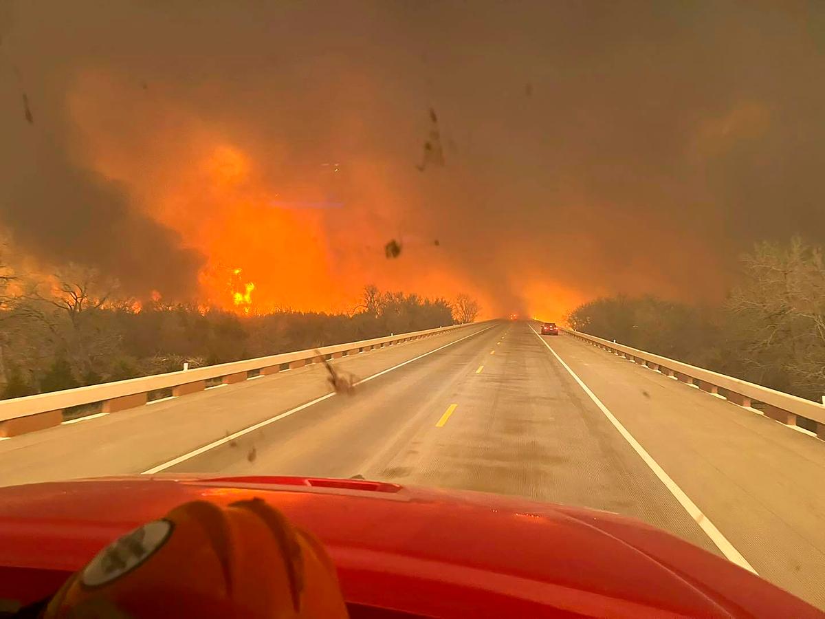 Đám cháy phát triển thành một trong những vụ cháy rừng lớn nhất trong lịch sử Texas, đe dọa nhiều thị trấn nhỏ