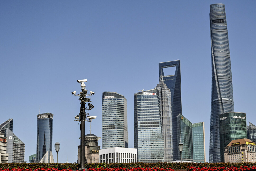 Một tháp camera an ninh (ở giữa bên trái) được nhìn thấy trên Bến Thượng Hải đối diện khu tài chính Lục Gia Chủy (Lujiazui) ở Thượng Hải, Trung Quốc, hôm 23/05/2023. (Ảnh: Hector Retamal/AFP qua Getty Images)