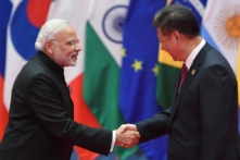 Thủ tướng Ấn Độ Narendra Modi (trái) bắt tay lãnh đạo Trung Quốc Tập Cận Bình trước khi chụp ảnh chung với các nhà lãnh đạo G20 tại Hàng Châu, Trung Quốc, ngày 04/09/2016. (Ảnh: Greg Baker/AFP/Getty Images)