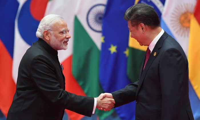 Thủ tướng Ấn Độ Narendra Modi (trái) bắt tay lãnh đạo Trung Quốc Tập Cận Bình trước khi chụp ảnh chung với các nhà lãnh đạo G20 tại Hàng Châu, Trung Quốc, ngày 04/09/2016. (Ảnh: Greg Baker/AFP/Getty Images)