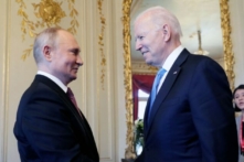 Tổng thống Nga Vladimir Putin bắt tay Tổng thống Joe Biden trong một cuộc họp ở Geneva, Thụy Sĩ, vào ngày 16/06/2021. (Ảnh: Mikhail Metzel/Sputnik/AFP qua Getty Images)