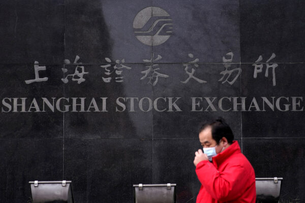 Một người đàn ông đeo khẩu trang đi ngang qua tòa nhà Sở Giao dịch Chứng khoán Thượng Hải tại khu tài chính Phố Đông ở Thượng Hải, Trung Quốc, hôm 03/02/2020. (Ảnh: Aly Song/Reuters)