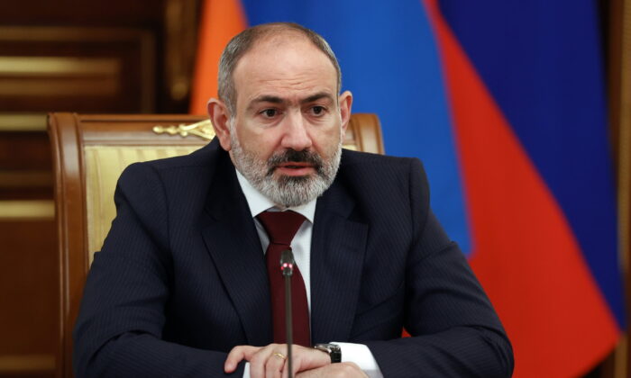 Thủ tướng Armenia Nikol Pashinyan nói chuyện với Thủ tướng Nga Mikhail Mishustin trong cuộc hội đàm của họ tại Moscow vào ngày 20/04/2022. (Ảnh: Dmitry Astakhov, Sputnik, Government Pool Photo qua AP)