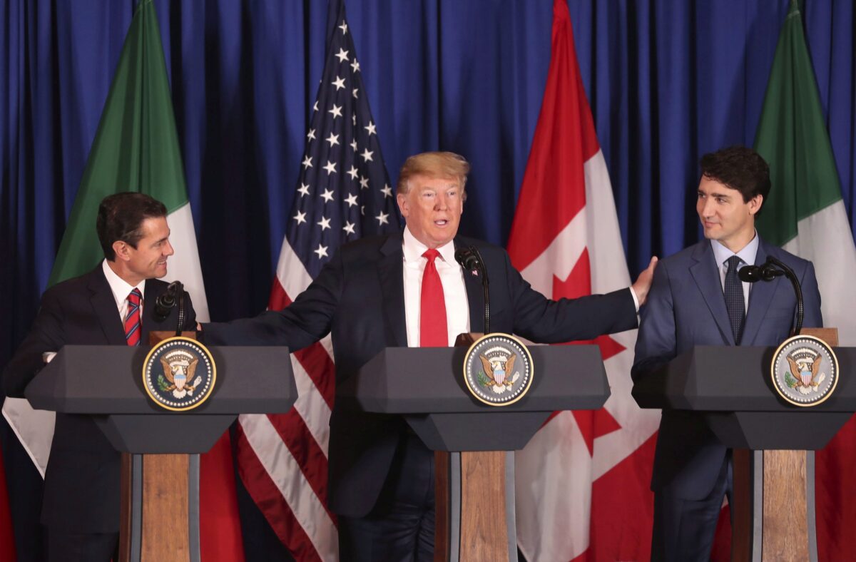 Tổng thống đương thời Donald Trump cùng Tổng thống Mexico Enrique Pena Nieto, trái, và Thủ tướng Canada Justin Trudeau trước khi ký Thỏa thuận Hoa Kỳ-Mexico-Canada (USMCA) mới thay thế thỏa thuận thương mại NAFTA trong một buổi lễ hôm 30/11/2018. (Ảnh: Martin Mejia/AP Photo)