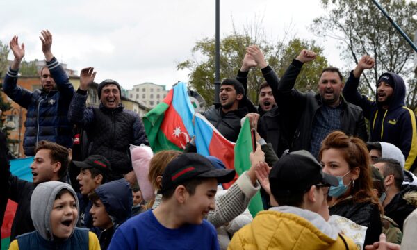 Người dân ăn mừng trên đường phố sau khi Tổng thống Azerbaijan Ilham Aliyev cho biết các lực lượng của nước này đã chiếm Shusha, mà người Armenia gọi là Shushi, trong cuộc giao tranh tại khu vực ly khai Nagorno-Karabakh, ở Baku, Azerbaijan, vào ngày 08/11/2020. (Ảnh: Stringer/Reuters)