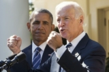 Phó Tổng thống đương thời Joe Biden ra hiệu khi diễn thuyết cùng Tổng thống đương thời Barack Obama tại Vườn Hồng của Tòa Bạch Ốc ở Hoa Thịnh Đốn vào ngày 21/10/2015, để thông báo rằng ông sẽ không tranh cử tổng thống. (Ảnh: Jacquelyn Martin/AP Photo)
