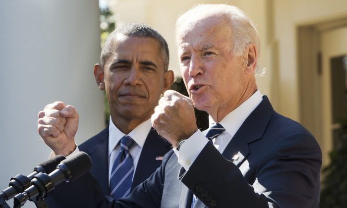 Phó Tổng thống đương thời Joe Biden ra hiệu khi diễn thuyết cùng Tổng thống đương thời Barack Obama tại Vườn Hồng của Tòa Bạch Ốc ở Hoa Thịnh Đốn vào ngày 21/10/2015, để thông báo rằng ông sẽ không tranh cử tổng thống. (Ảnh: Jacquelyn Martin/AP Photo)
