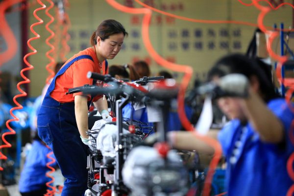Công nhân sản xuất xe đạp điện tại một nhà máy ở Hoài An, tỉnh Giang Tô, Trung Quốc vào ngày 26/5/2019. (Ảnh: Reuters)