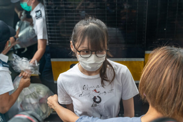 Nhà hoạt động dân chủ Hồng Kông Châu Đình bước ra khỏi xe của Cơ quan Cải huấn Hồng Kông sau khi được thả khỏi Trại cải huấn Đại Lãm ở quận Đồn Môn, Hồng Kông vào ngày 12/06/2021. (Ảnh: Anthony Kwan/Getty Images)