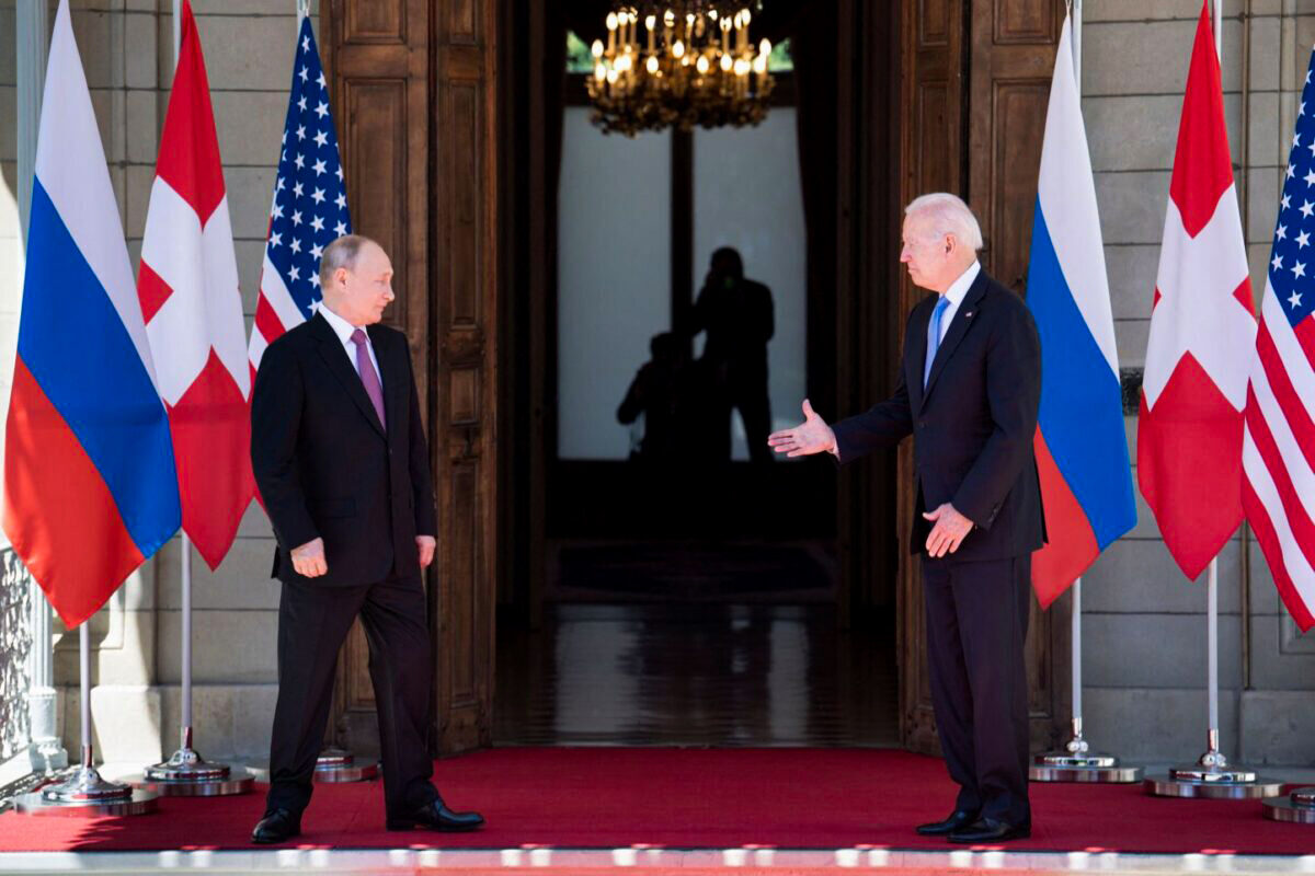 Tổng thống Joe Biden chuẩn bị bắt tay Tổng thống Nga Vladimir Putin trước hội nghị thượng đỉnh Hoa Kỳ-Nga tại Villa La Grange ở Geneva vào ngày 16/06/2021. (Ảnh: Brendan Smialowski/AFP)