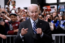 Tổng thống Joe Biden diễn thuyết trước đám đông tập trung tại một quán ăn tự phục vụ trước một cuộc vận động cho Ủy ban Quốc gia Đảng Dân Chủ, tại Trường Trung học Richard Montgomery ở Rockville, Maryland, ngày 25/05/2022. (Ảnh: Olivier Douliery/AFP)