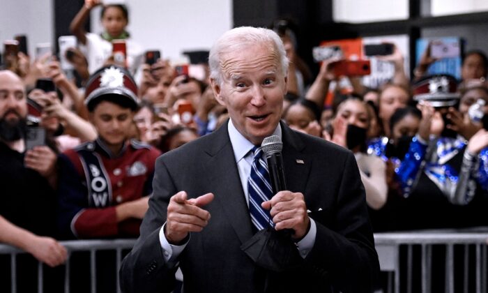 Tổng thống Joe Biden diễn thuyết trước đám đông tập trung tại một quán ăn tự phục vụ trước một cuộc vận động cho Ủy ban Quốc gia Đảng Dân Chủ, tại Trường Trung học Richard Montgomery ở Rockville, Maryland, ngày 25/05/2022. (Ảnh: Olivier Douliery/AFP)