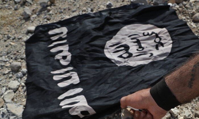 Một bức ảnh tài liệu cho thấy lá cờ của nhóm khủng bố ISIS. (Ảnh: Hussein Malla/AP Photo)