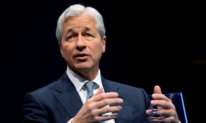 Giám đốc điều hành JPMorgan Jamie Dimon nói trong Hội nghị thượng đỉnh Đổi mới CEO của Hội nghị bàn tròn Kinh doanh ở Hoa Thịnh Đốn, hôm 06/12/2018. (Ảnh: Jim Waton/AFP qua Getty Images)