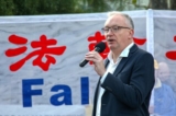 Nghị sĩ Đảng Tự Do David Limbrick nói tại buổi mít tinh của Pháp Luân Đại Pháp ở Melbourne, Úc, vào ngày 09/07/2022. (Ảnh: Chen Ming/Epoch Times)