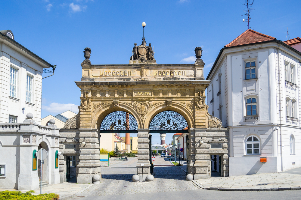 Cổng của nhà máy bia Pilsner Urquell nổi tiếng ở Pilsen, Cộng Hòa Czech. (Ảnh: Shutterstock)