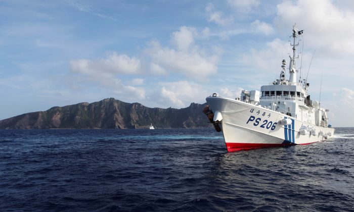 Tàu Tuần Duyên Nhật Bản PS206 Houou di chuyển trước đảo Uotsuri, một trong những hòn đảo tranh chấp, được gọi là Senkaku ở Nhật Bản và Điếu Ngư ở Trung Quốc, ở Biển Hoa Đông, vào ngày 18/08/2013. (Ảnh: Ruairidh Villar/Reuters)