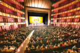 Đoàn Nghệ thuật Biểu diễn Shen Yun Toàn Cầu biểu diễn buổi cuối cùng của mùa diễn năm 2023 tại Nhà hát David H. Koch ở Trung tâm Lincoln, thành phố New York hôm 16/04/2023, buổi diễn kín rạp, thêm ghế, [và] kết thúc viên mãn. (Ảnh: Đái Binh/Epoch Times)