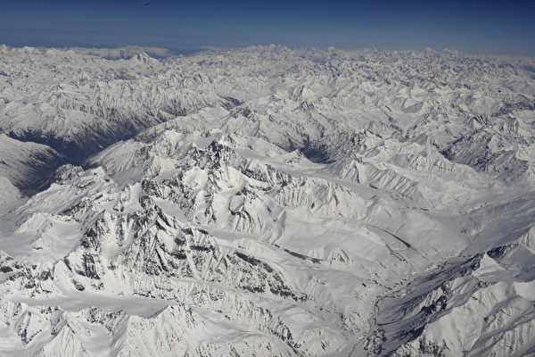 Bị tuyết bao phủ, bức ảnh hành giả Ấn Độ khổ hạnh ngồi thiền trên núi gây kinh ngạc