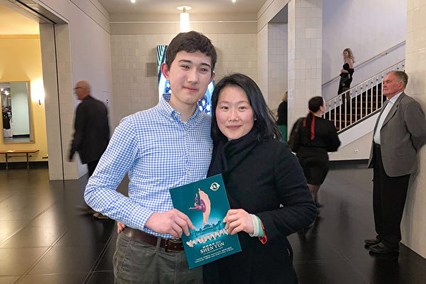 Cô Từ đưa con trai August Günther đến thưởng lãm buổi biểu diễn thứ tư của Đoàn Nghệ thuật Biểu diễn Shen Yun Toàn Cầu tại Nhà hát Oper Leipzig chiều hôm 10/03/2024. (Ảnh: Dư Bình/Epoch Times)