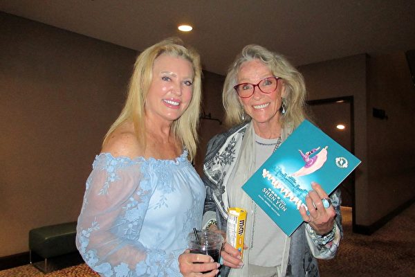 Nhà tài trợ cho nhà hát Gail Soderling (phải) và bạn bà thưởng thức buổi diễn đầu tiên của Đoàn Nghệ thuật Biểu diễn Shen Yun Bắc Mỹ tại Trung tâm Nghệ thuật Segerstrom ở thành phố Costa Mesa, Quận Cam tối hôm 13/03/2024. (Ảnh: Khương Lệ/Epoch Times)
