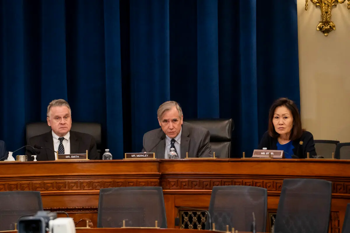 (Từ trái sang phải) Dân biểu Chris Smith, Thượng nghị sĩ Jeff Merkley, và Dân biểu Michelle Steel đã trình bày tại phiên điều trần về nạn thu hoạch nội tạng sống của ĐCSTQ hôm 20/03/2024. (Ảnh: Madalina Vasiliu/The Epoch Times)