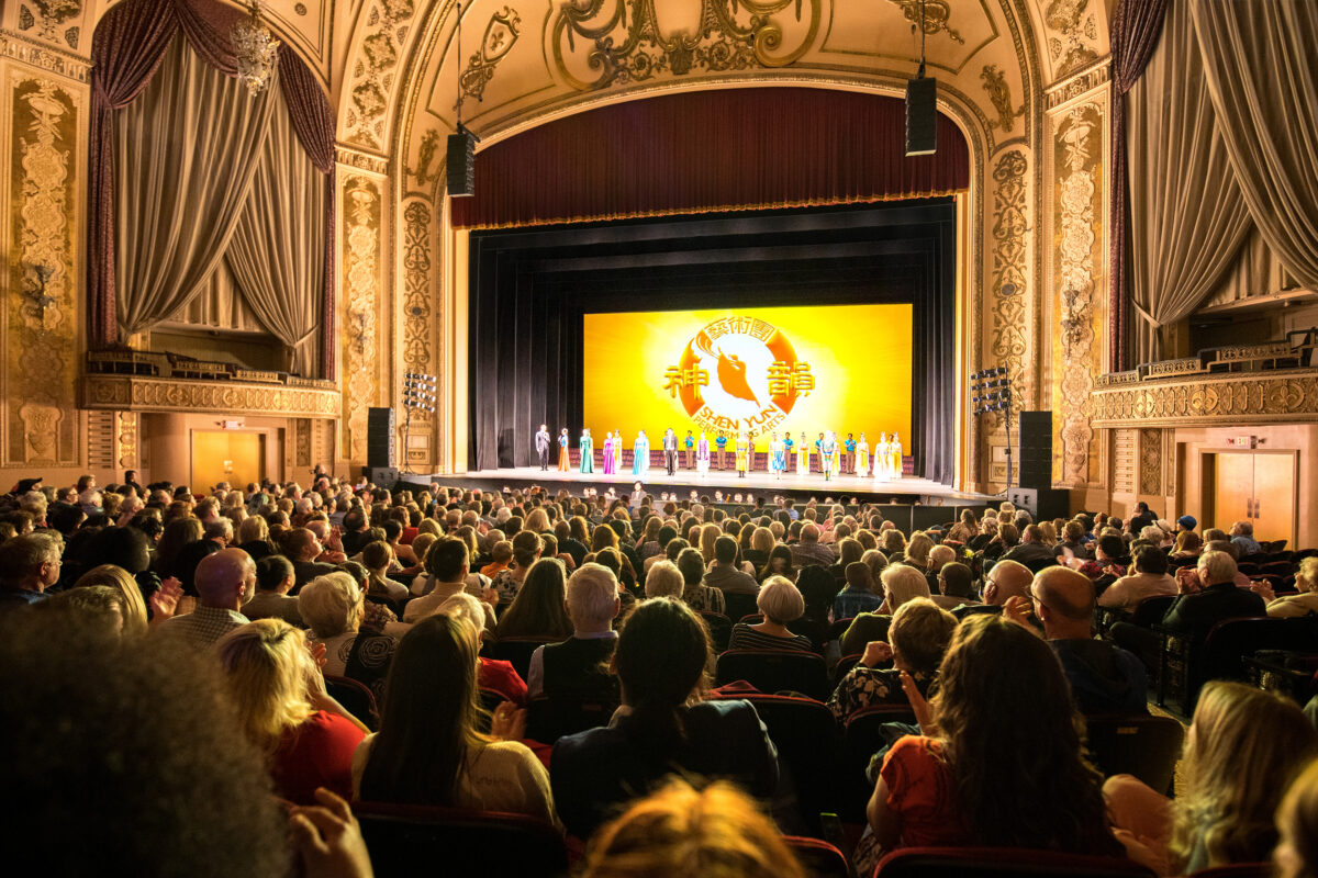 Đoàn Nghệ thuật Shen Yun Bắc Mỹ chào khán giả vào cuối buổi diễn tại nhà hát Orpheum ở Omaha, Nebraska, hôm 03/04/2023. (Ảnh: Hu Chen/The Epoch Times)