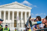 Các nhà hoạt động ủng hộ phá thai (phải) tranh cãi với các nhà hoạt động ủng hộ sự sống trước Tối cao Pháp viện ở Hoa Thịnh Đốn vào ngày 26/06/2022. (Ảnh: Nathan Howard/Getty Images)